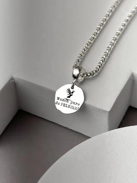 Berloque de Prata Abstrato Nunca Pare de Pelejar