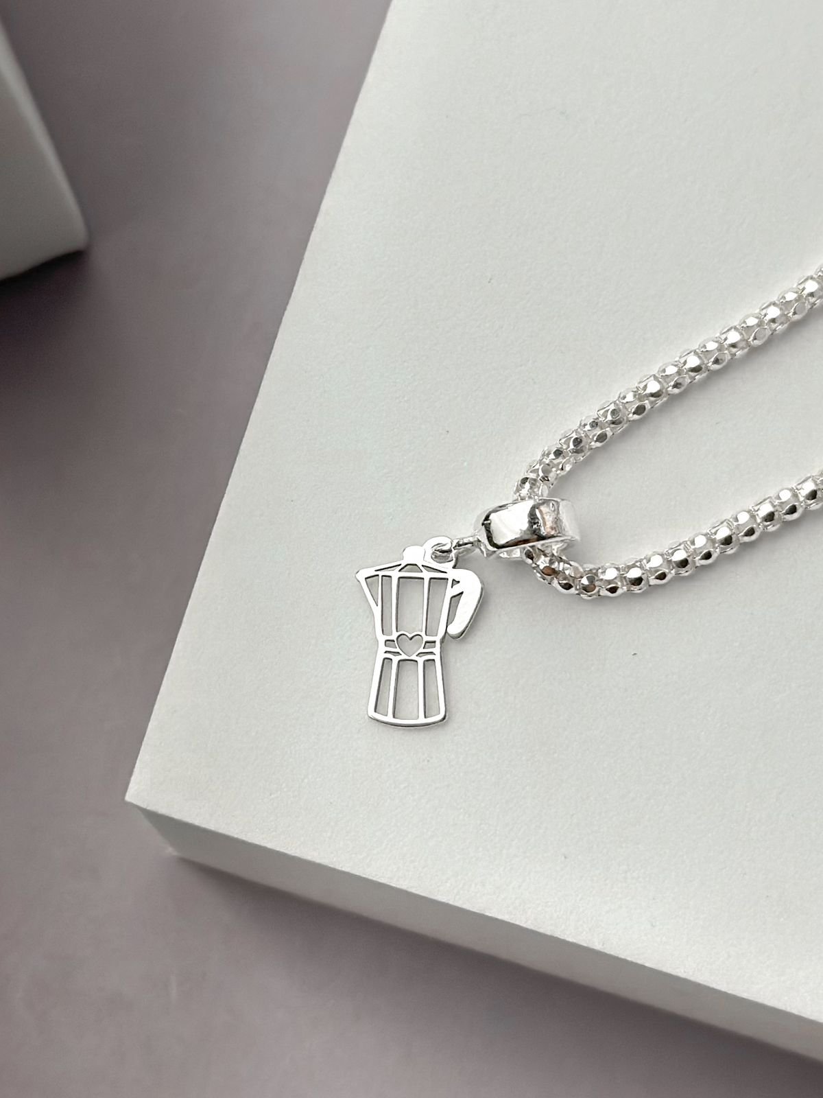 Berloque de Prata Cafeteira Vazado Minimalista