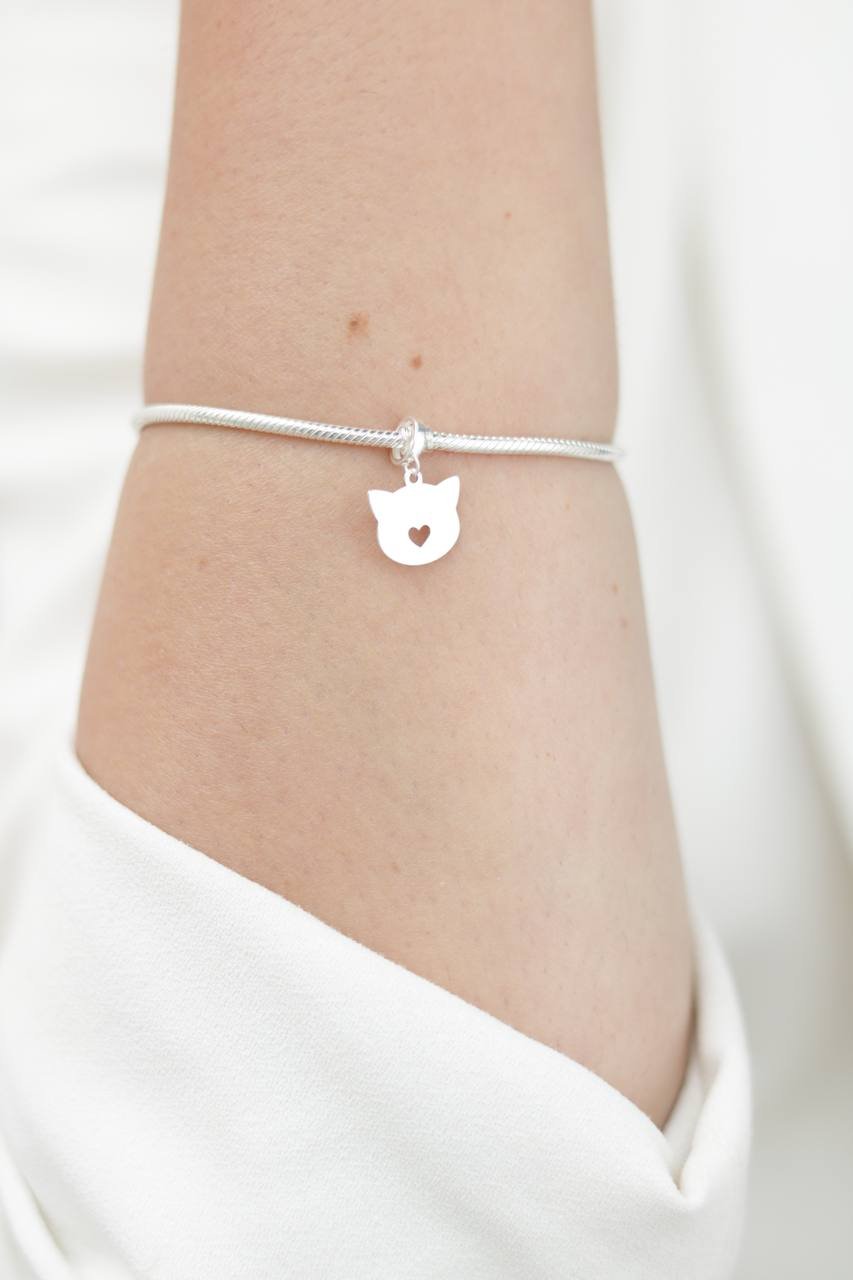 Berloque de Prata Gato Coração Vazado