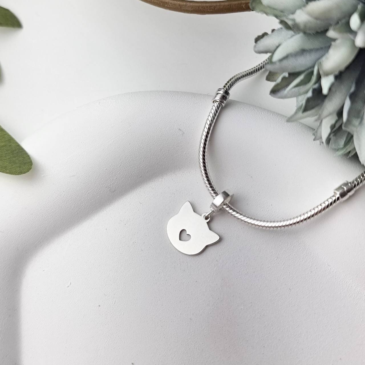 Berloque de Prata Gato Coração Vazado