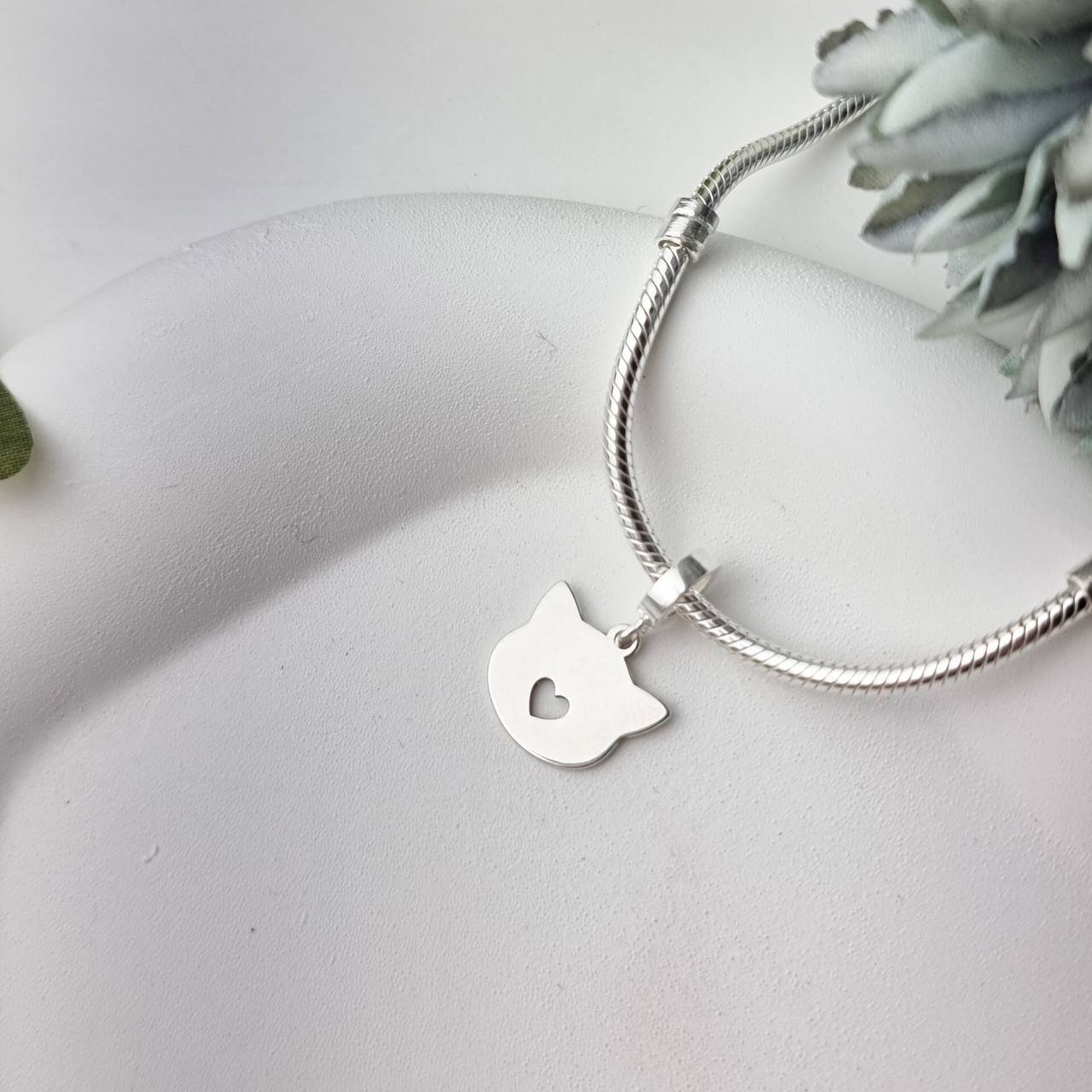 Berloque de Prata Gato Coração Vazado