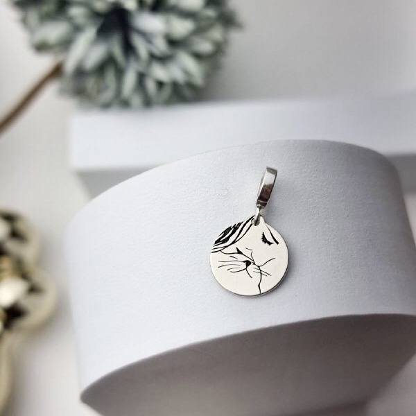 Berloque de Prata Medalha Beijinho Gato