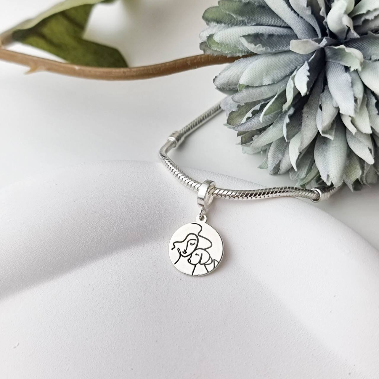 Berloque de Prata Medalha Mulher e Doguinho