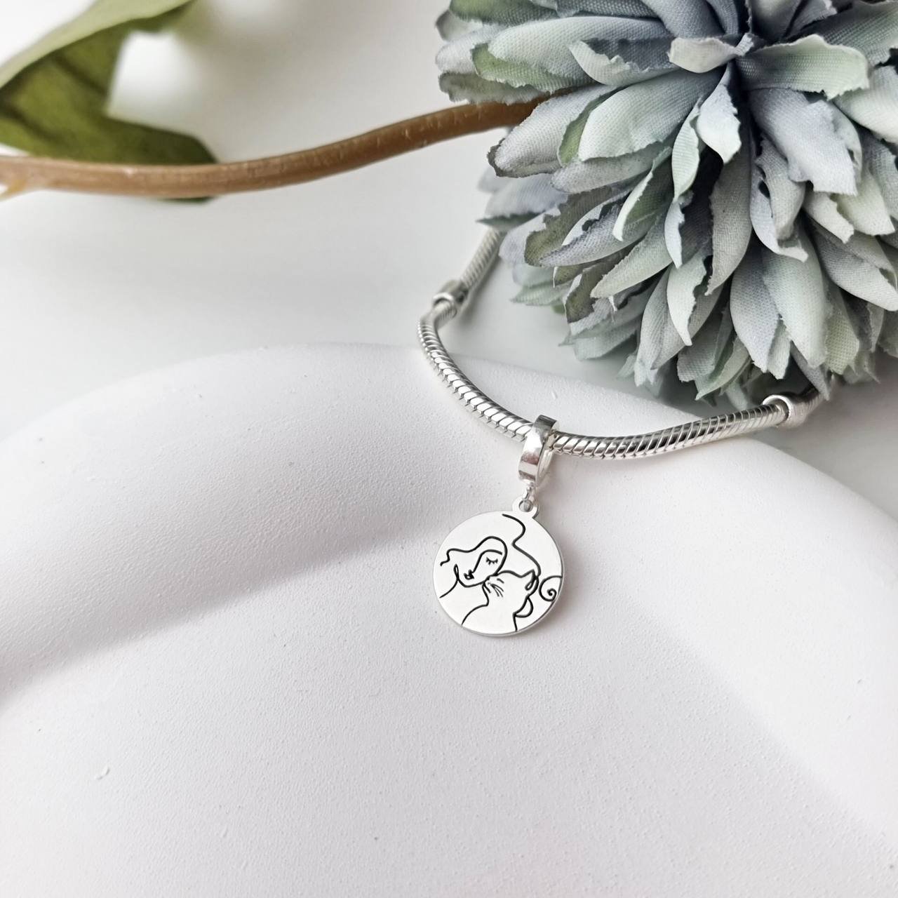 Berloque de Prata Medalha Mulher e Gatinho