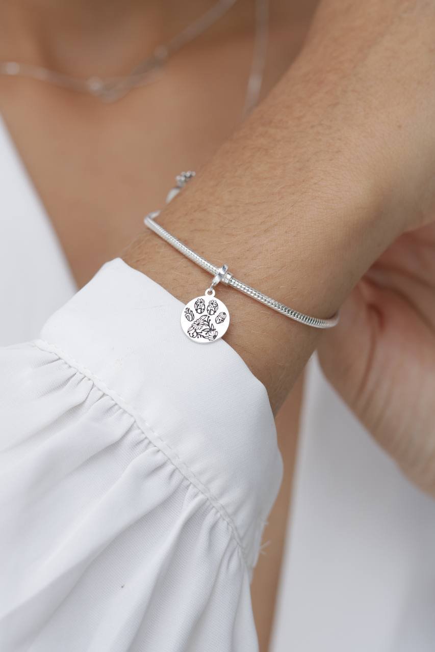 Berloque de Prata Medalha Pata Floral