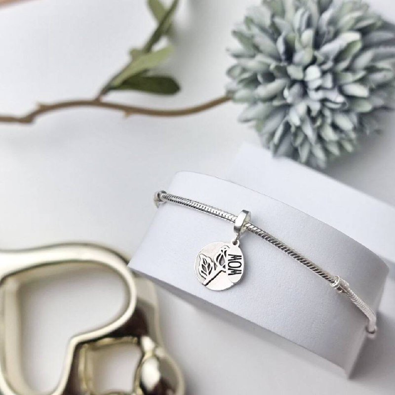 Berloque de Prata Medalha Patuá Rosa Relevo Mom