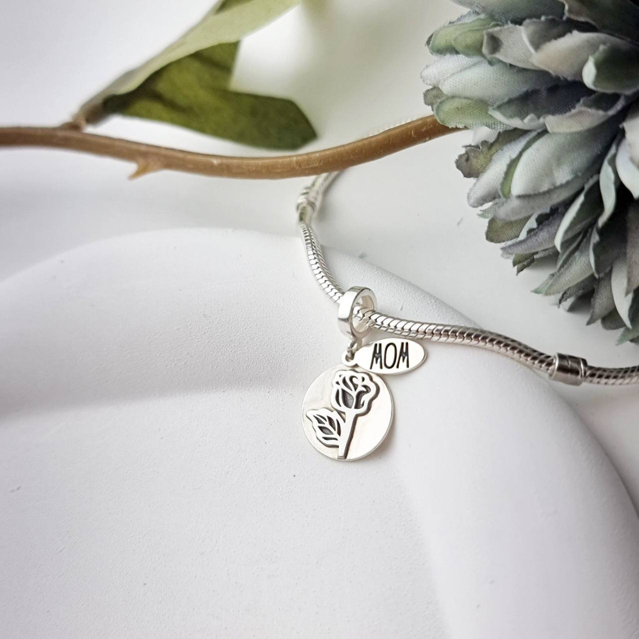 Berloque de Prata Medalha Patuá Rosa Relevo Mom