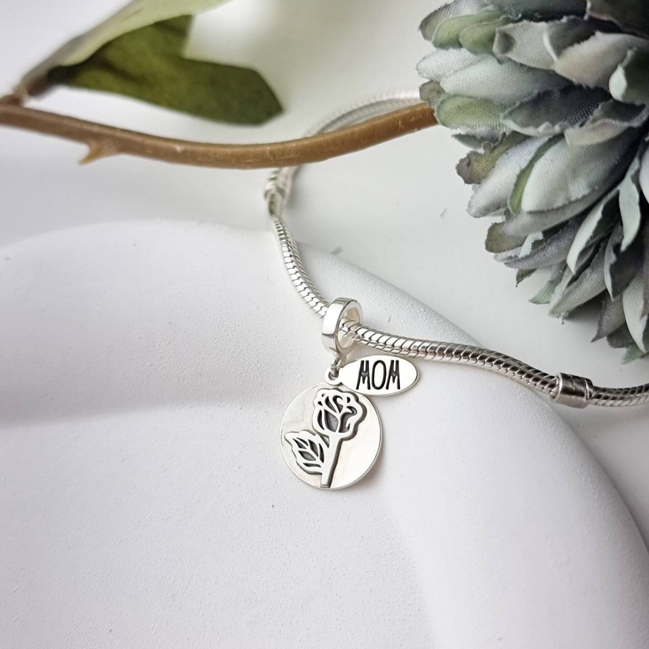 Berloque de Prata Medalha Patuá Rosa Relevo Mom