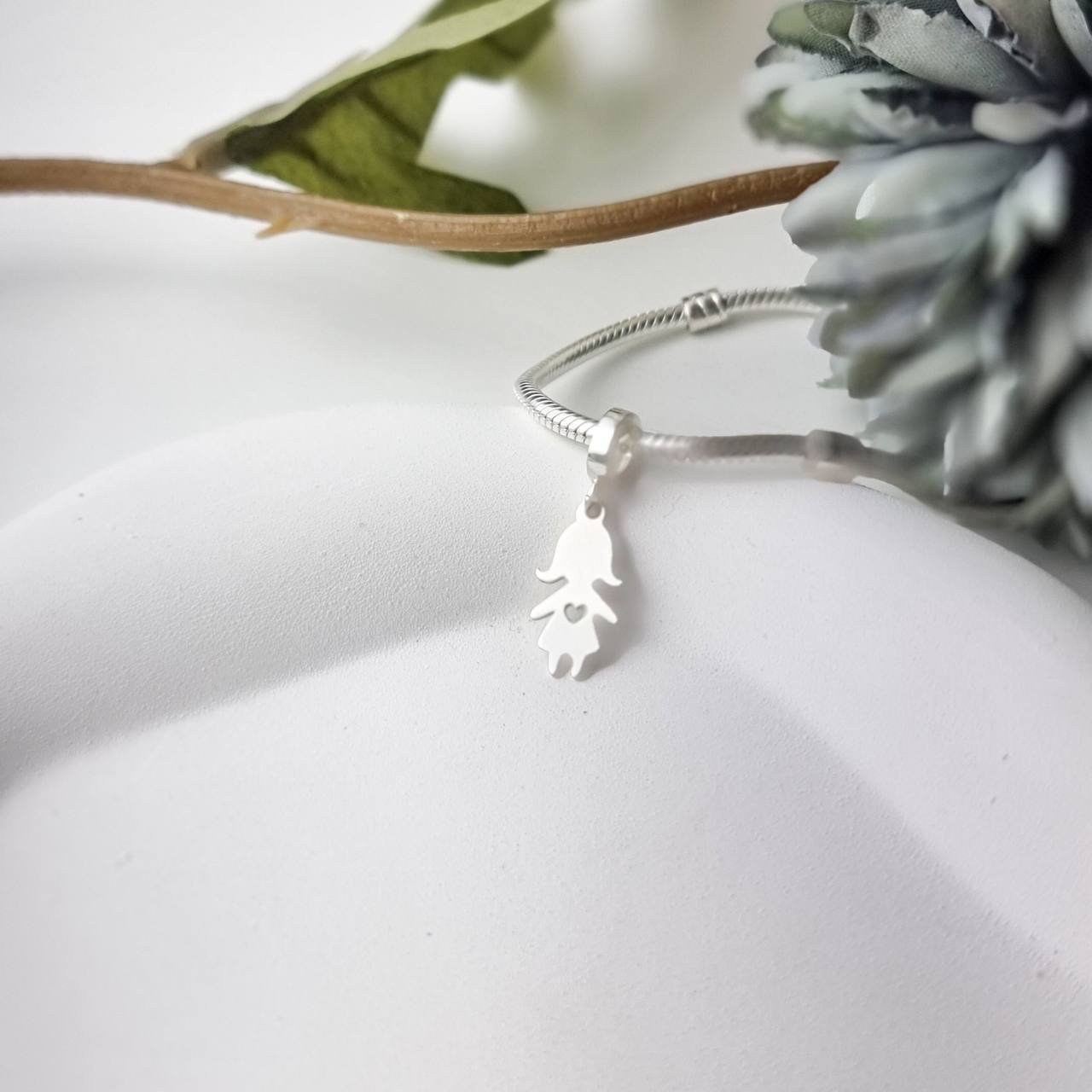 Berloque de Prata Menina Coração Vazado