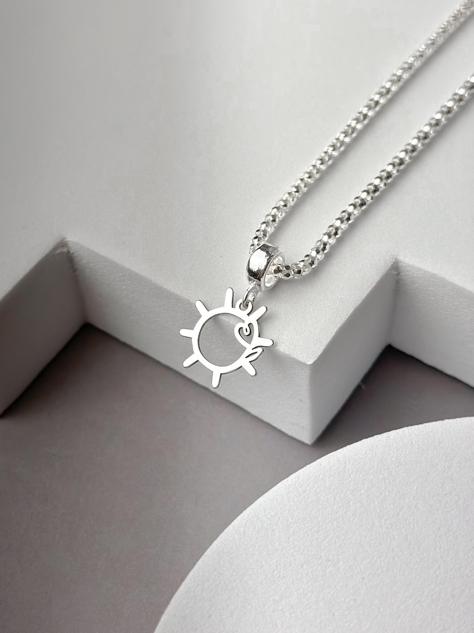 Berloque de Prata Sol de Amor Vazado Minimalista