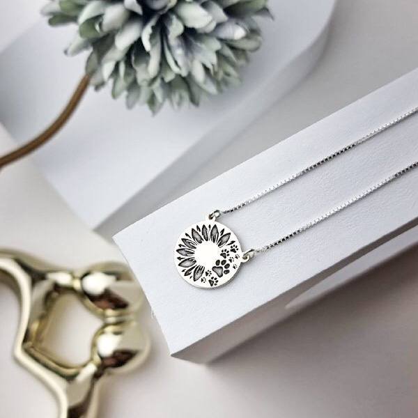 Colar de Prata Medalha Girassol e Patinhas