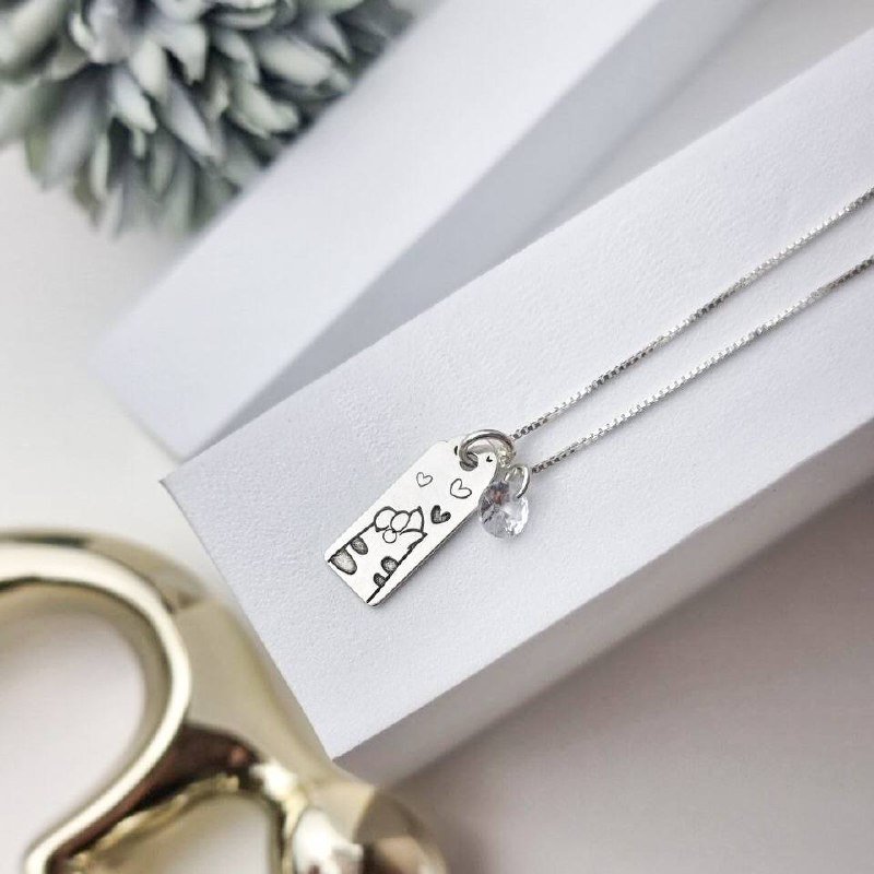 Colar de Prata Patuá Etiqueta Patinha Corações e Zircônia