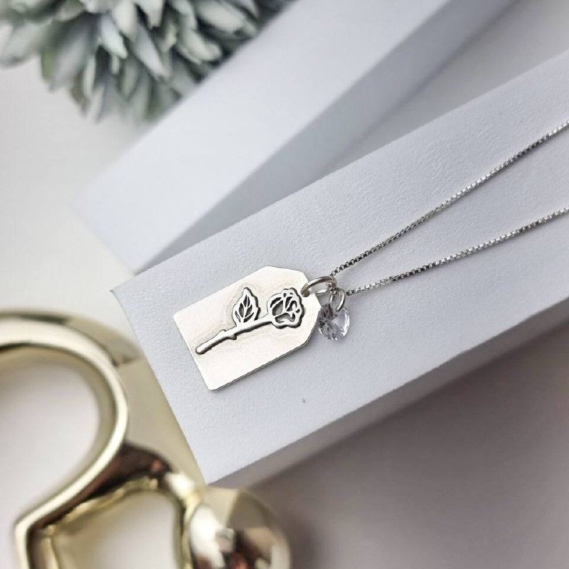 Colar de Prata Patuá Etiqueta Rosa Relevo e Zircônia