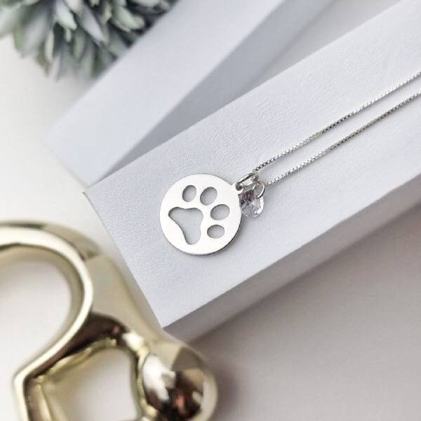 Colar de Prata Vazado Patuá Medalha Pata e Zircônia