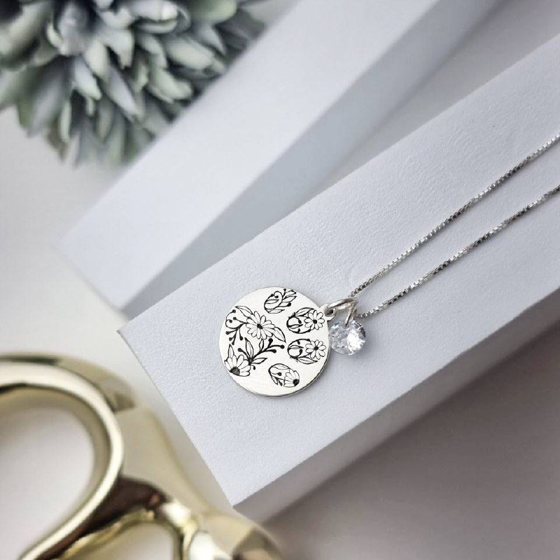 Colar de Prata Patuá Medalha Patinha Florida e Zircônia