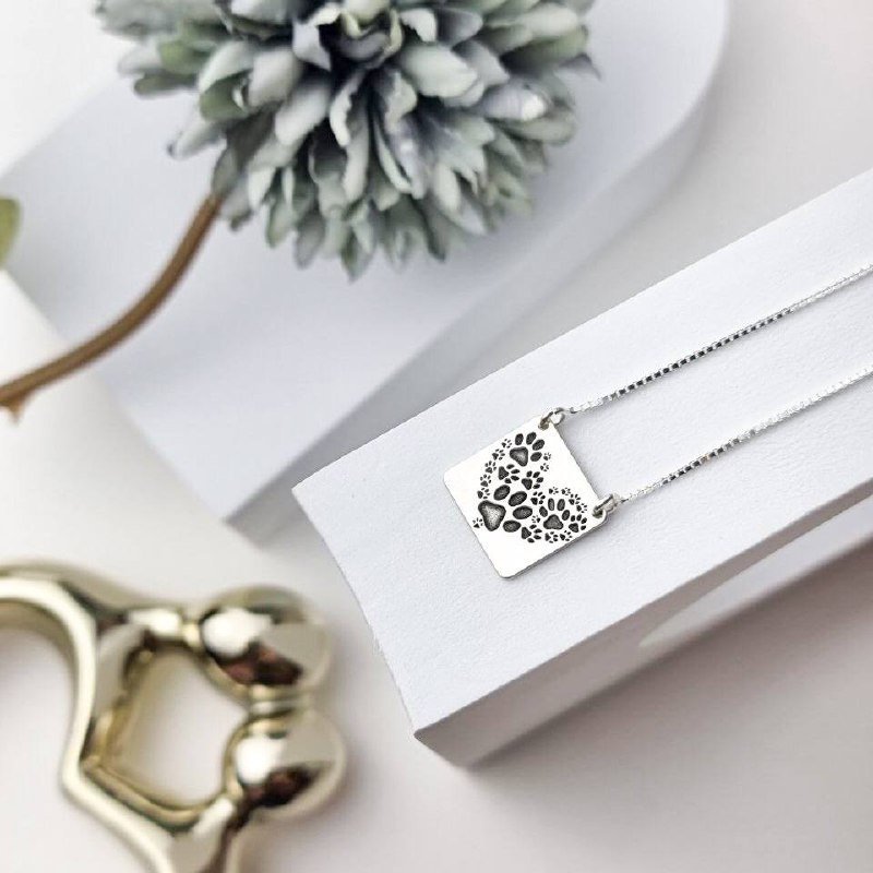 Colar de Prata Quadrado Coração Patinhas