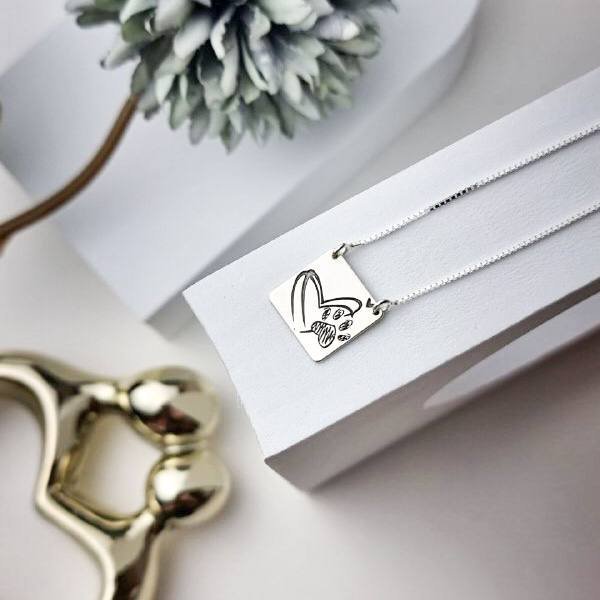 Colar de Prata Quadrado Coração Riscado e Patinha