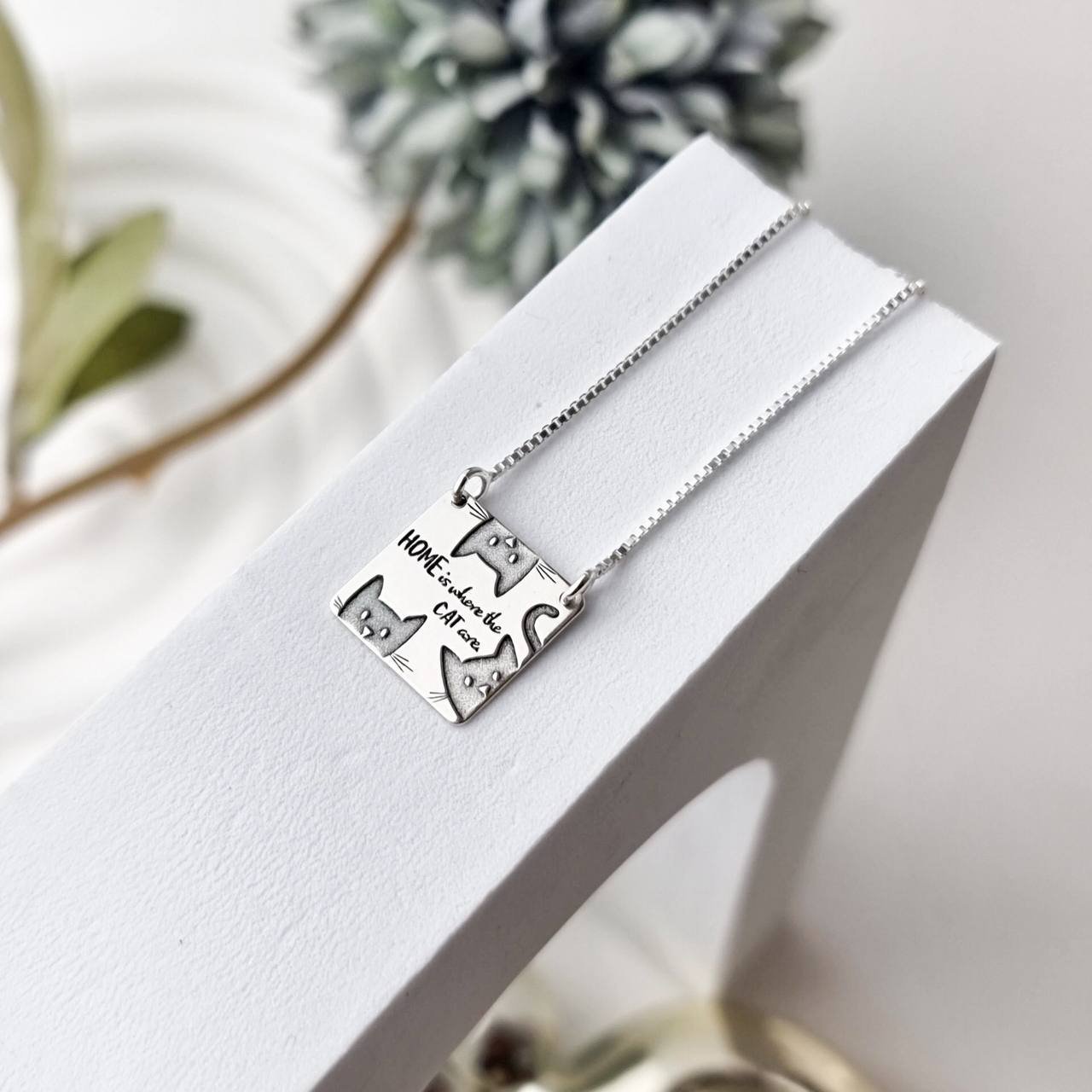 Colar de Prata Quadrado Home Is Gatinho