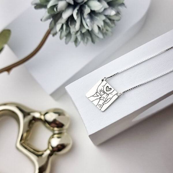 Colar de Prata Quadrado Mãos e Patinhas Dadas