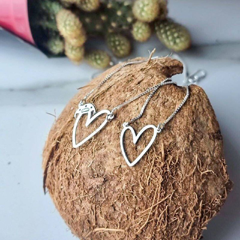 Escapulário de Prata Coração com Chapéu + Paz, Amor e Cuscuz