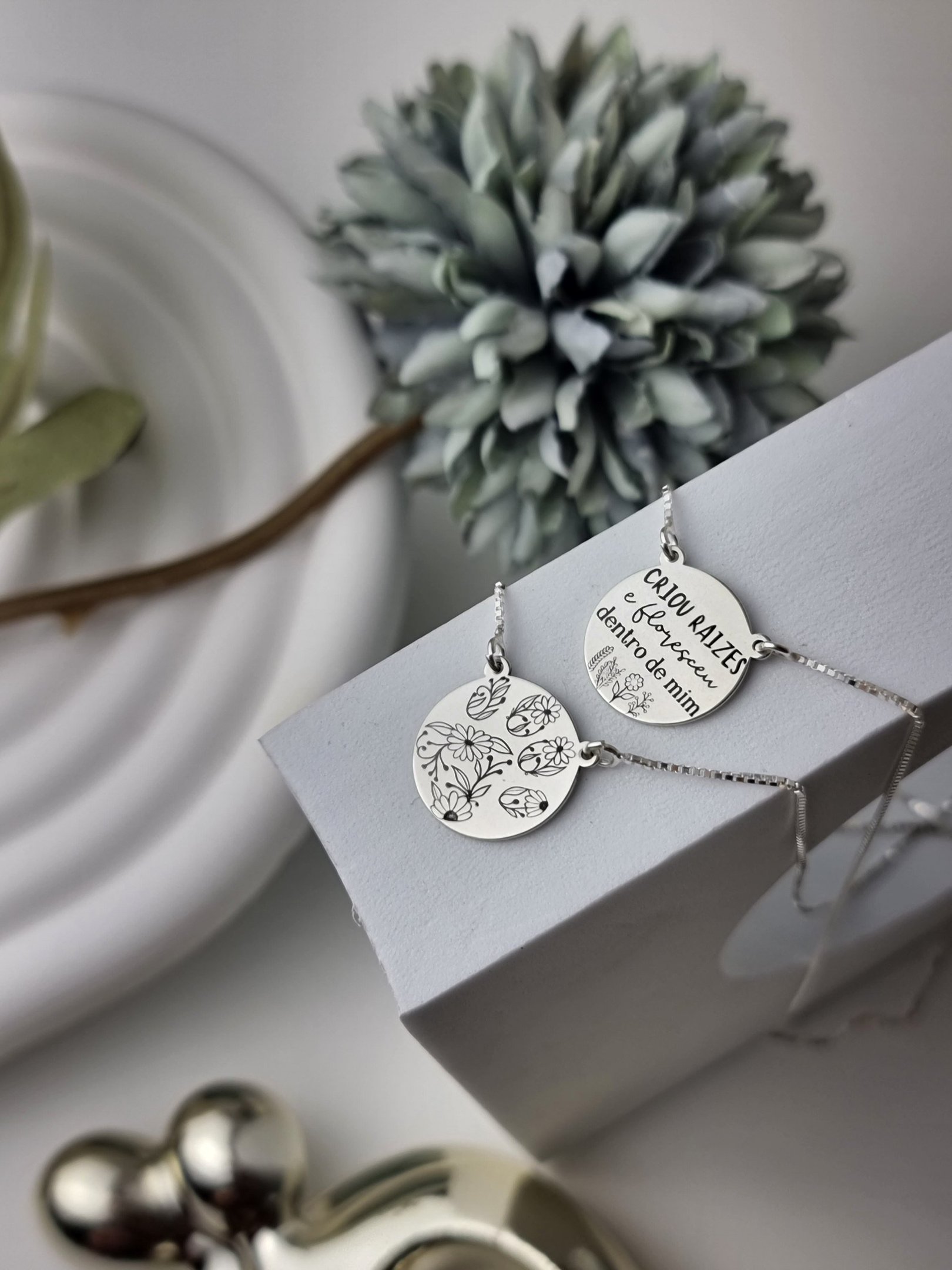 Escapulário de Prata Medalha Patinha Florida e Criou Raízes