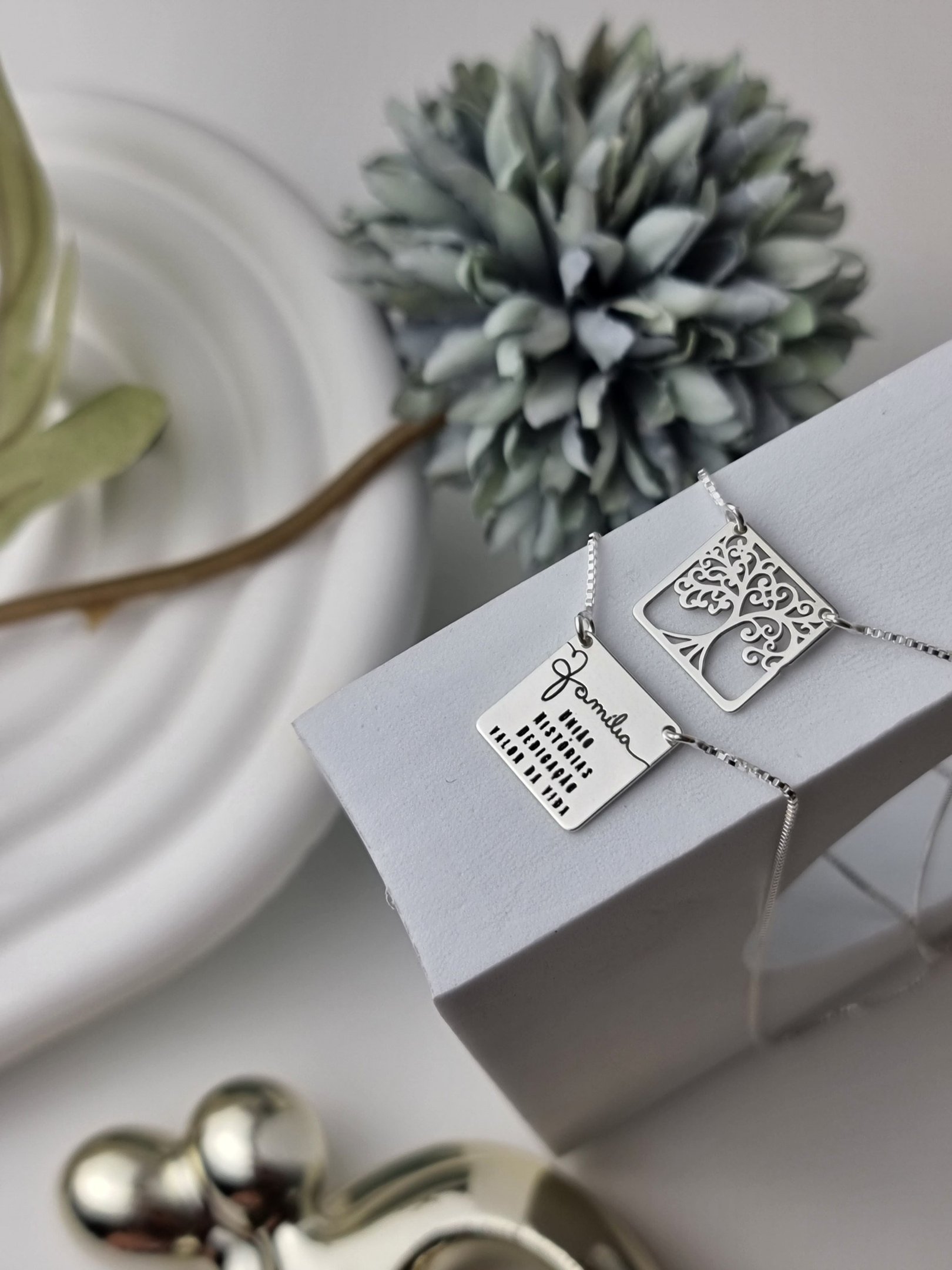 Escapulário de Prata Quadrado Árvore da Vida e Família