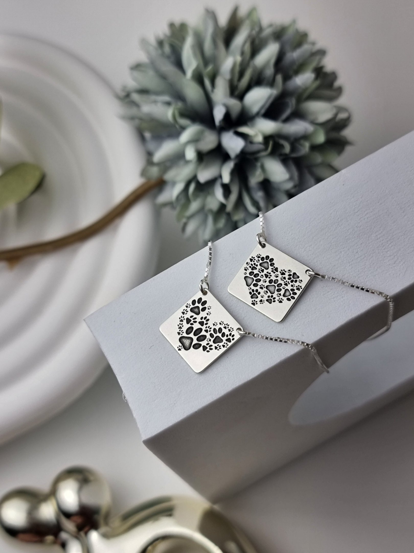 Escapulário de Prata Quadrado Coração Patinhas