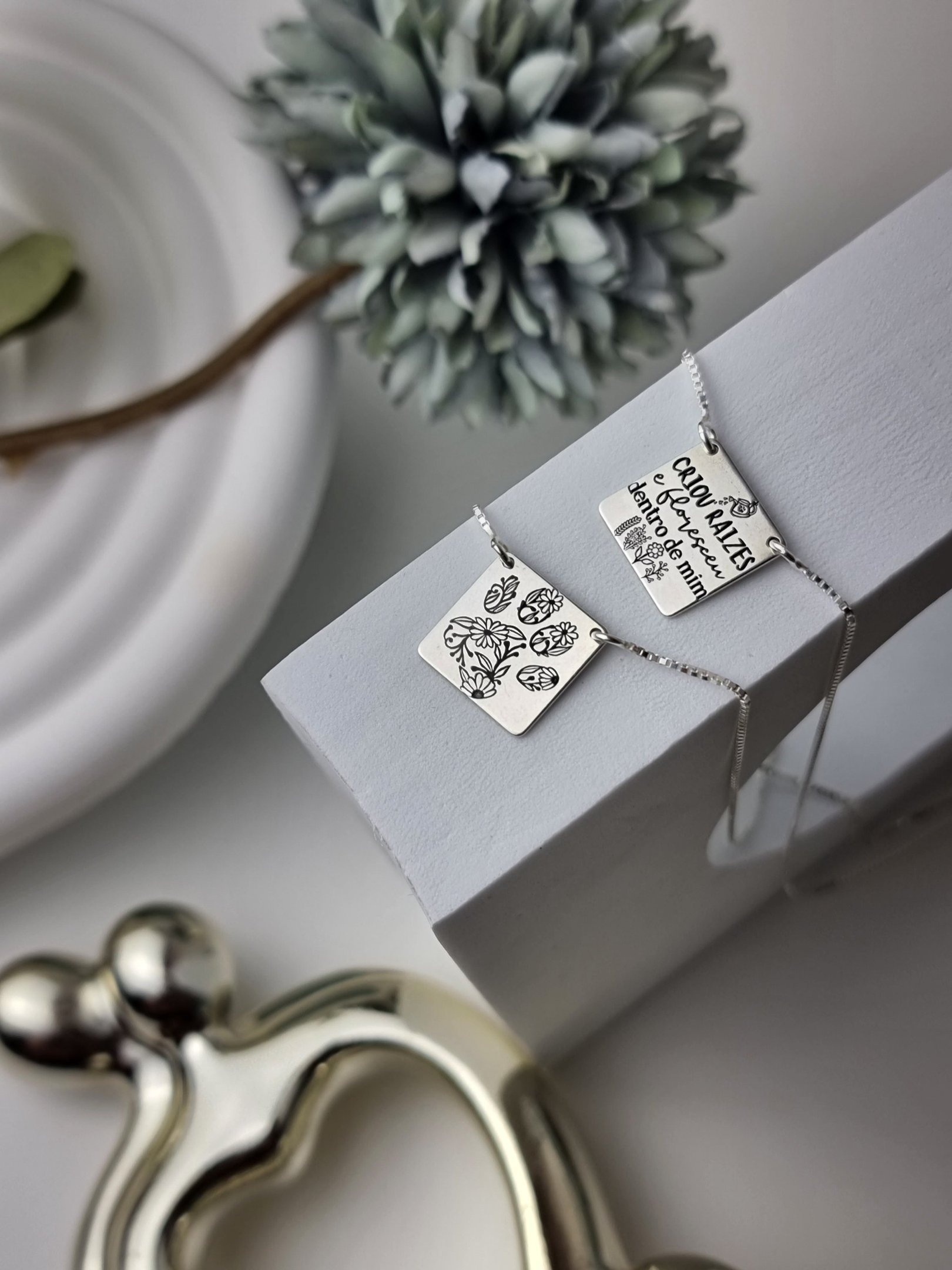 Escapulário de Prata Quadrado Criou Raízes e Patinha Florida