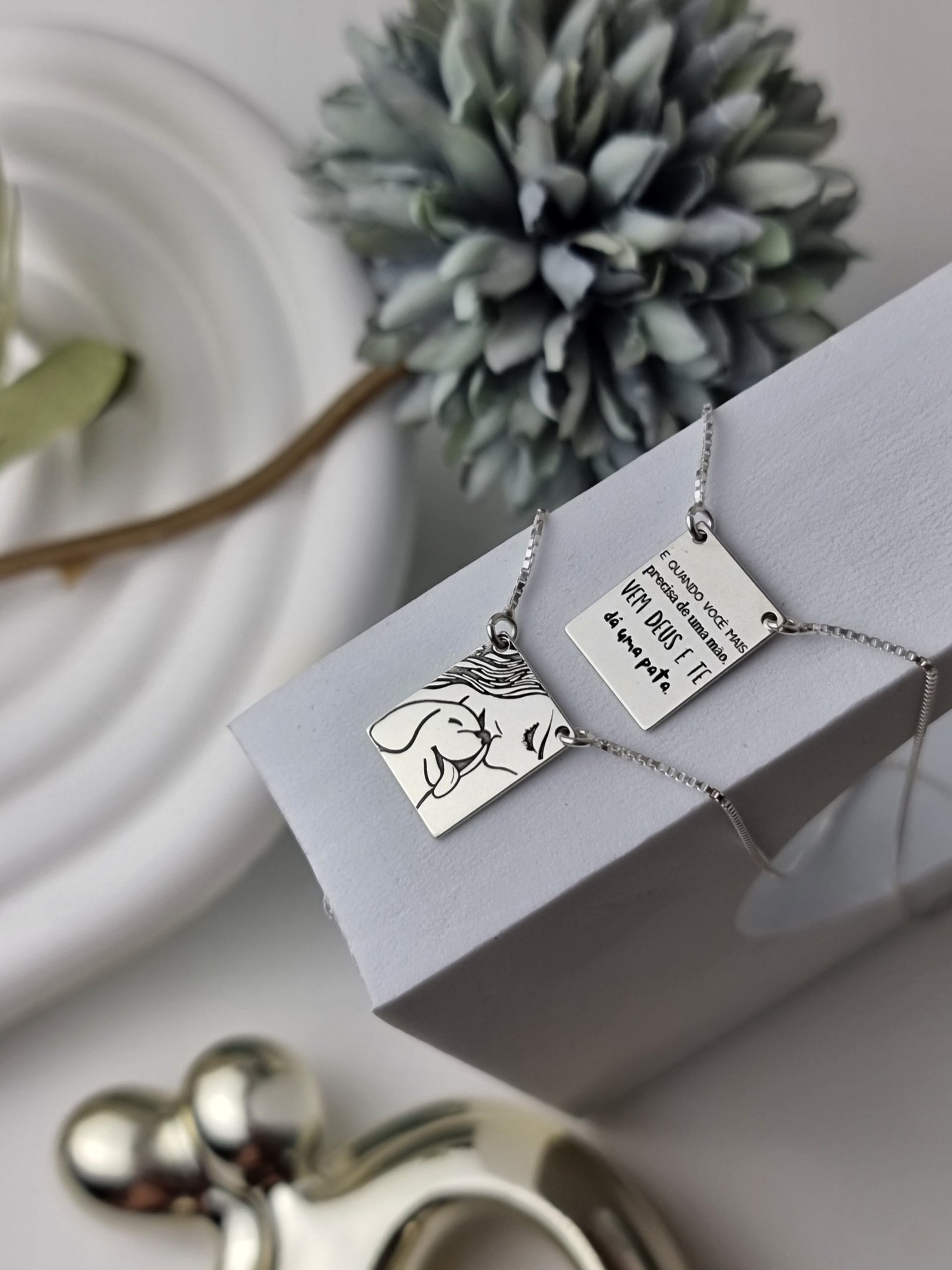 Escapulário de Prata Retangular Beijo e E Quando Você