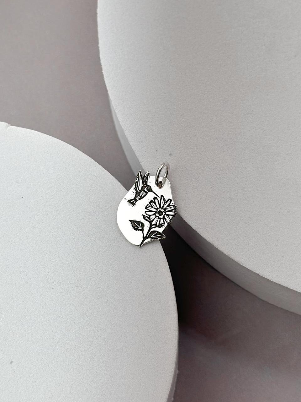 Pingente de Prata Abstrato Beija Flor e Girassol Nordestino