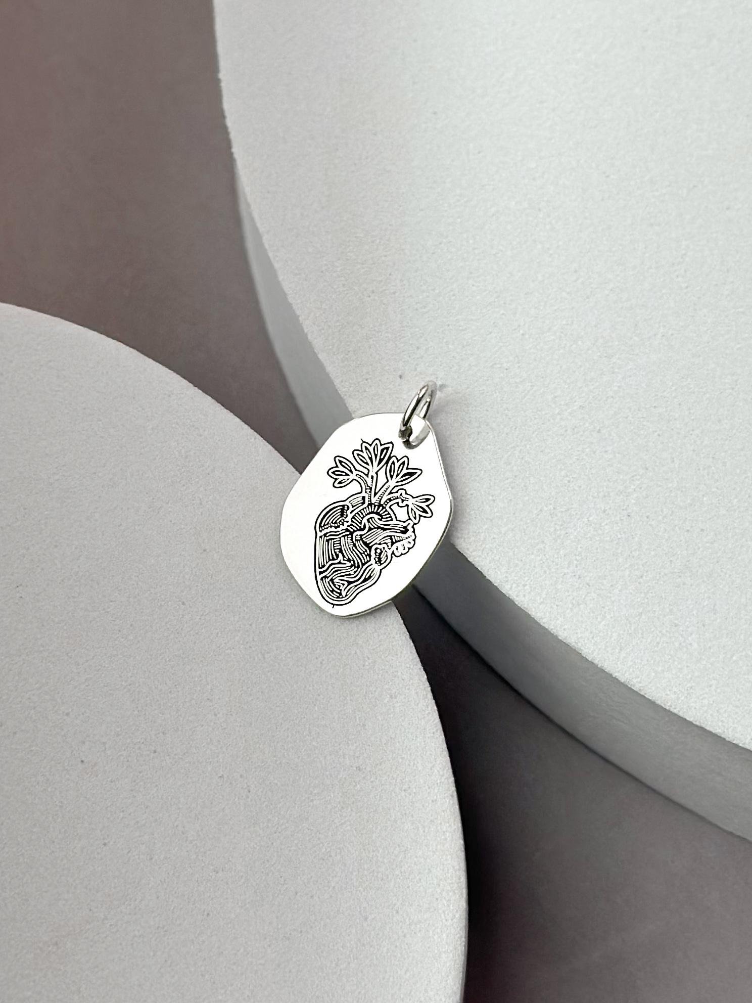 Pingente de Prata Abstrato Coração Humano Flores 17mm