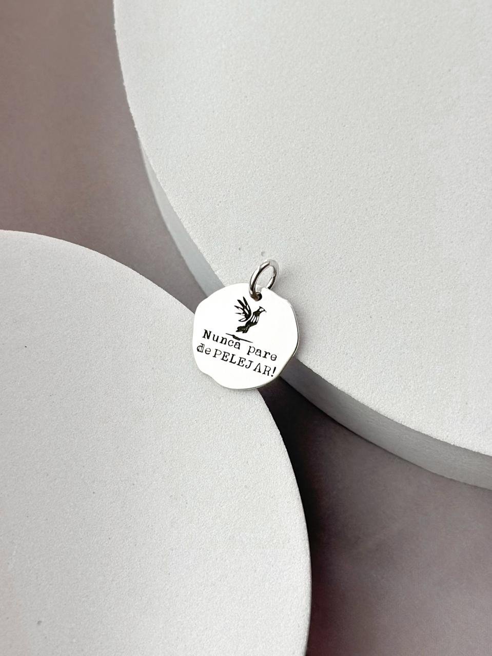 Pingente de Prata Abstrato Nunca Pare de Pelejar