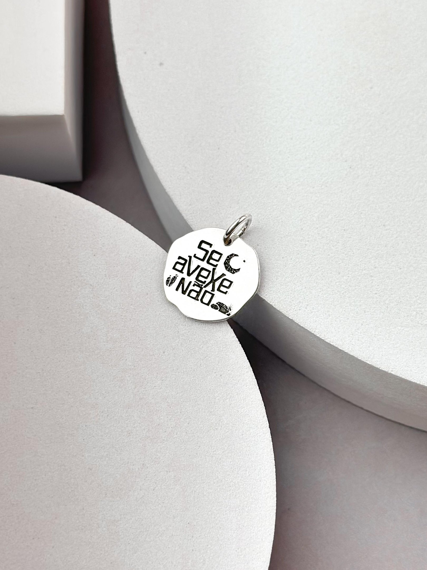 Pingente de Prata Abstrato Se Avexe Não