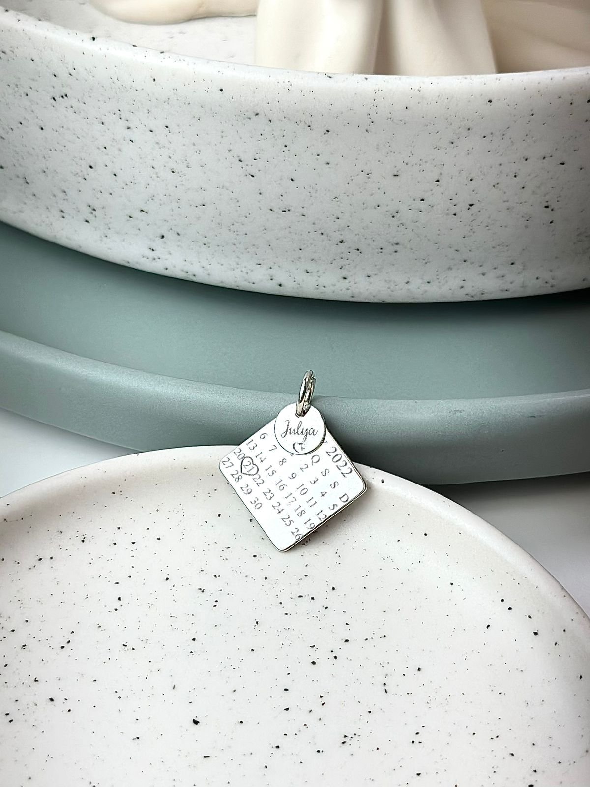 Pingente de Prata Personalizável Calendário e Medalha Coração Vazado