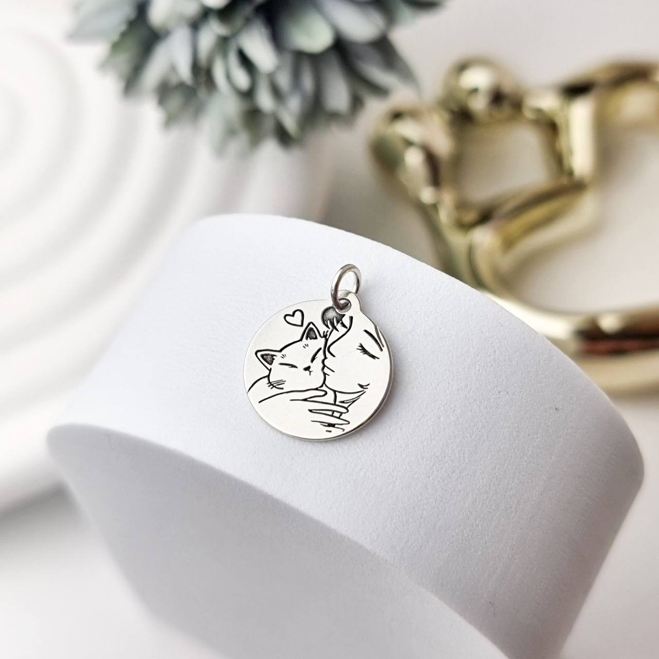 Pingente de Prata Medalha Beijo Gatinho