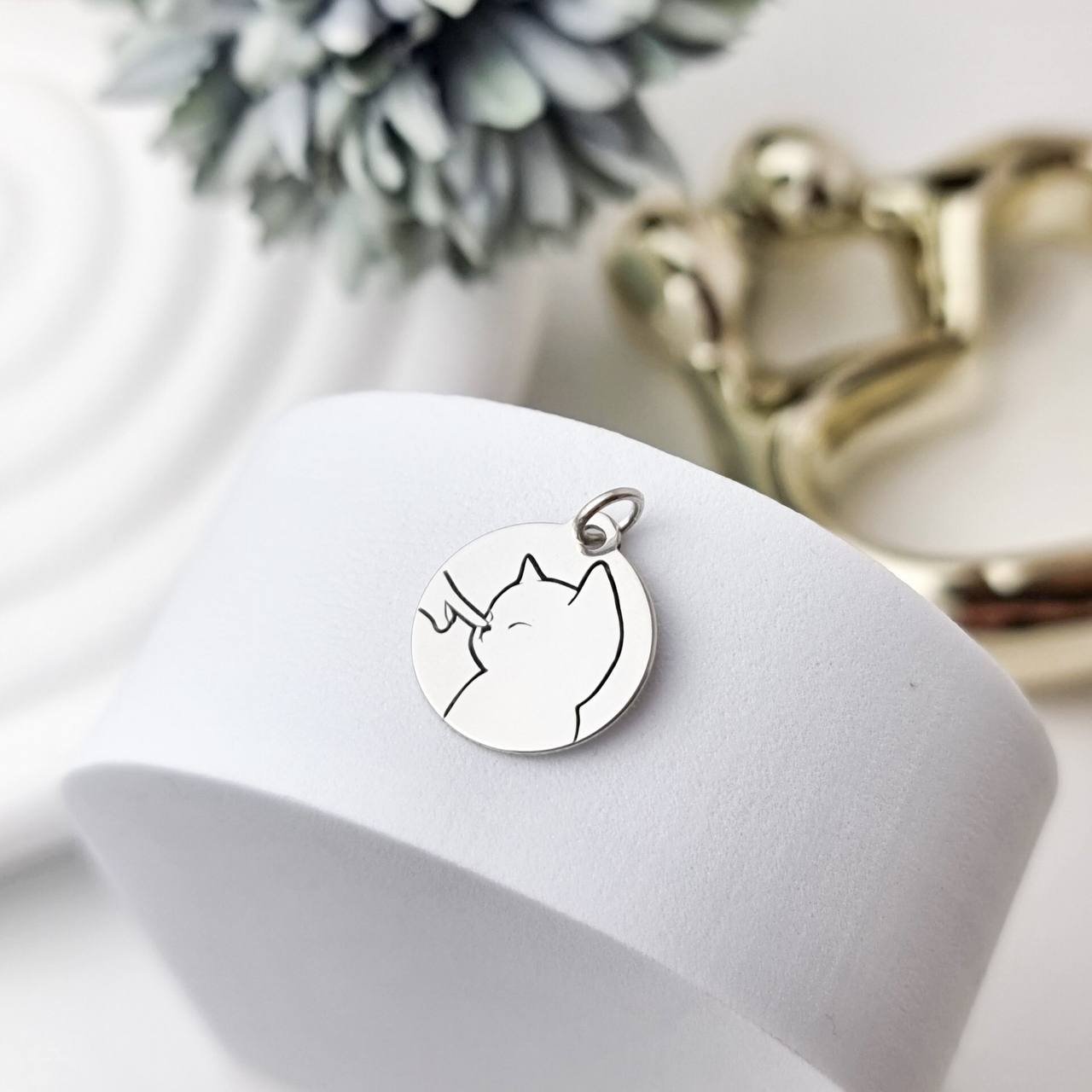 Pingente de Prata Medalha Gato Carinho