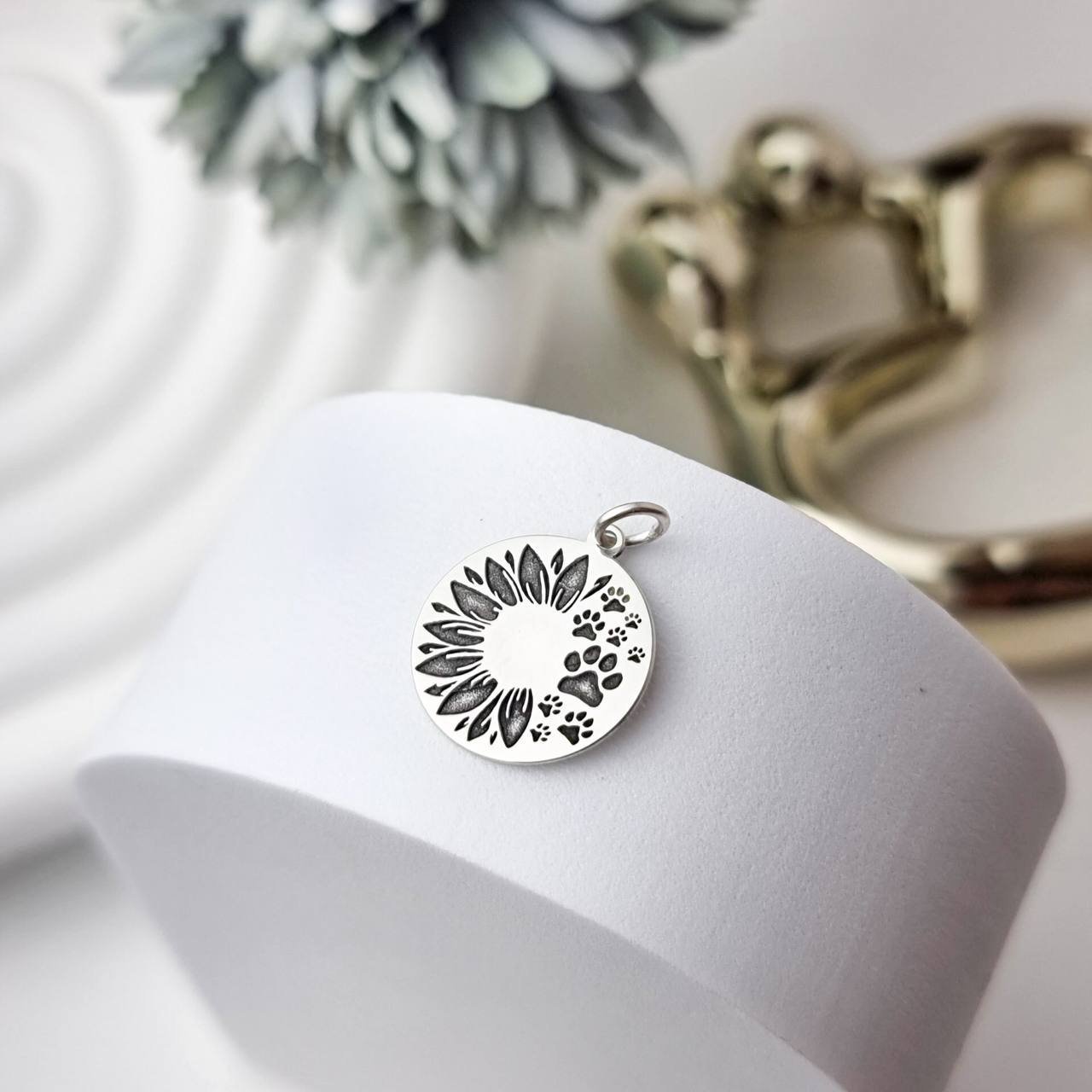 Pingente de Prata Medalha Girassol e Patinhas