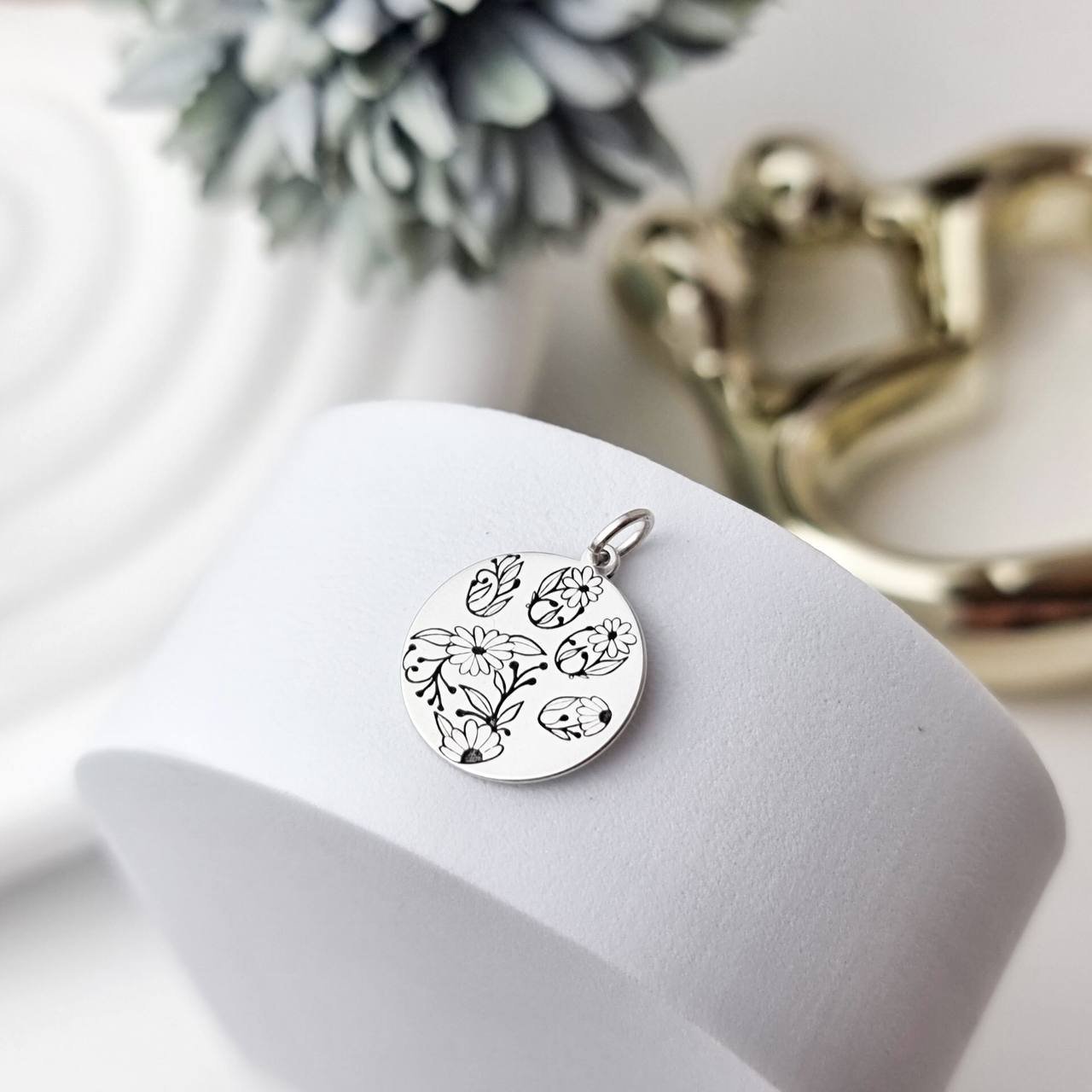 Pingente de Prata Medalha Patinha Floral