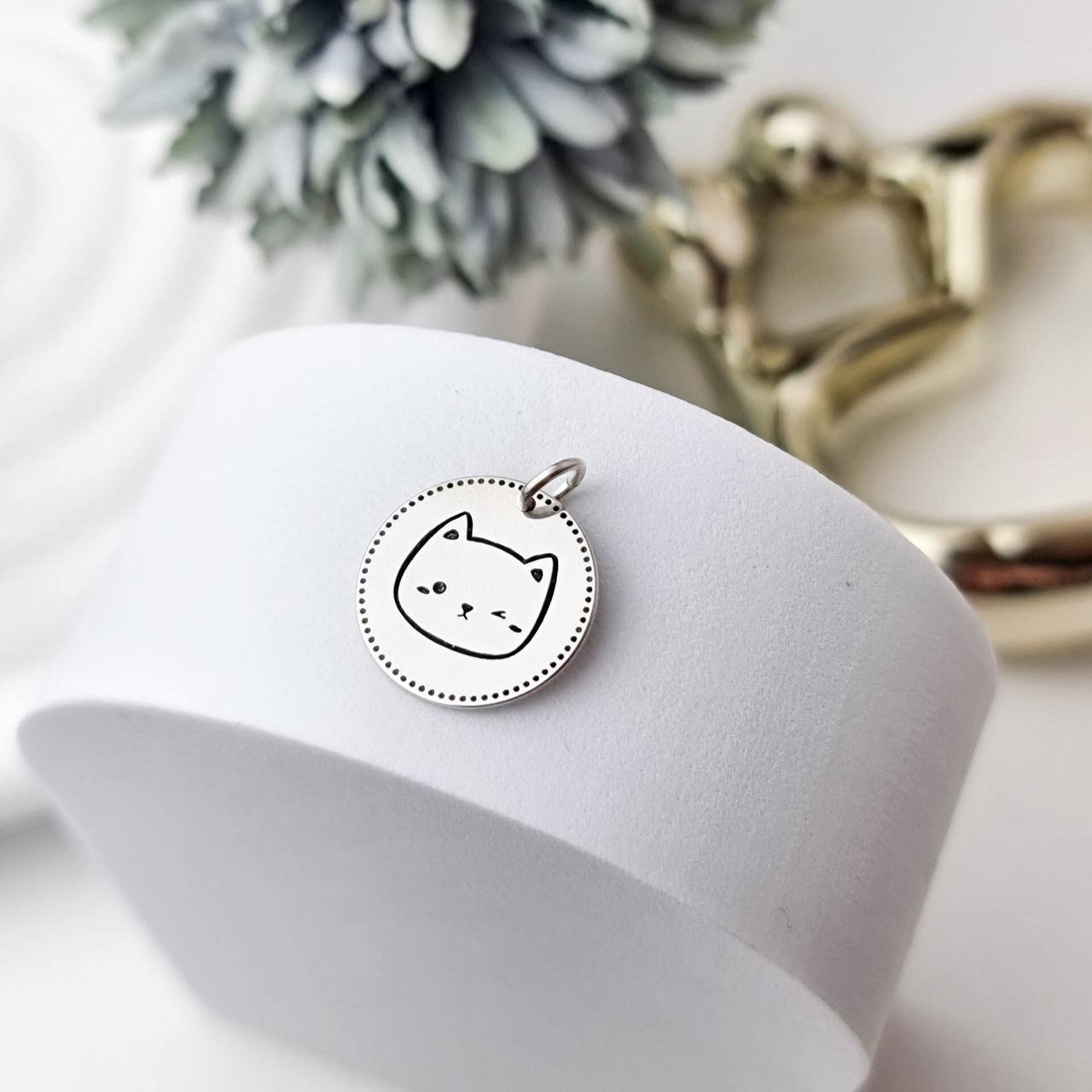 Pingente de Prata Medalha Piscadinha De Gato