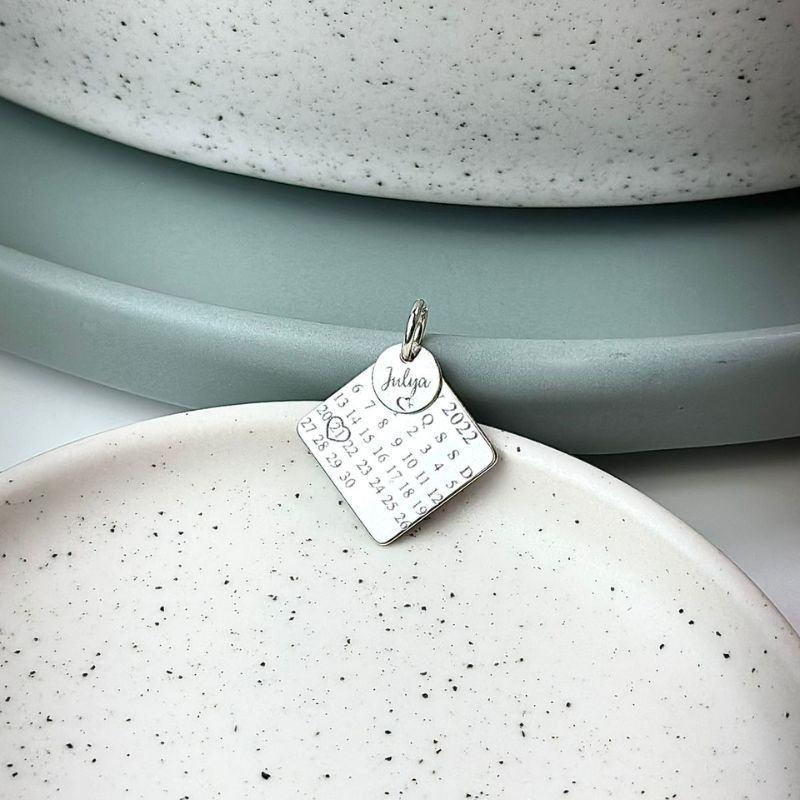 Pingente de Prata Personalizável Calendário e Medalha Coração Vazado