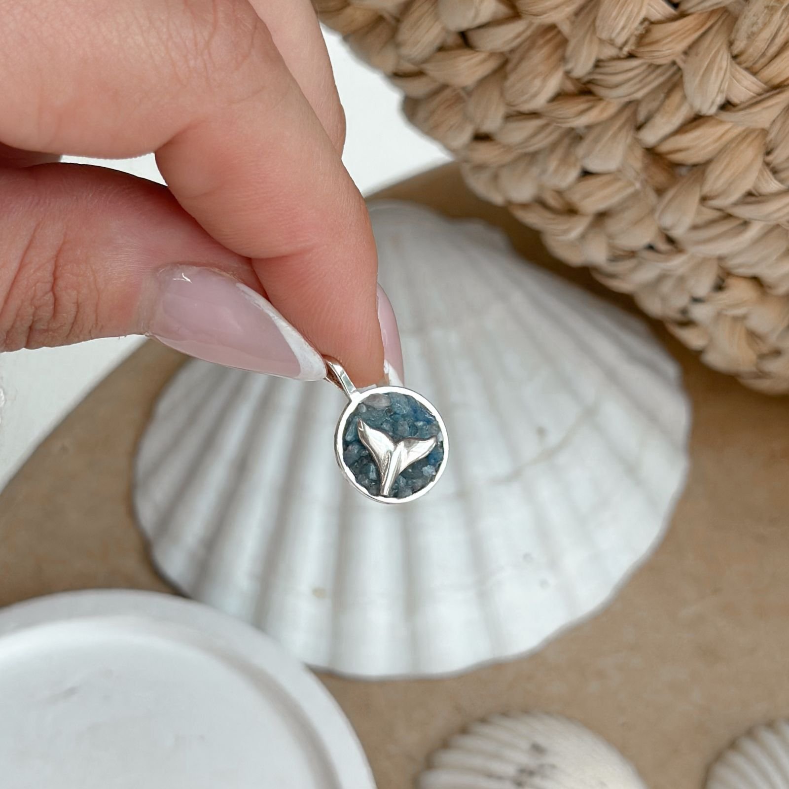 Pingente de Prata Medalha Cascalho Pedra Natural e Rabo de Sereia Estamparia